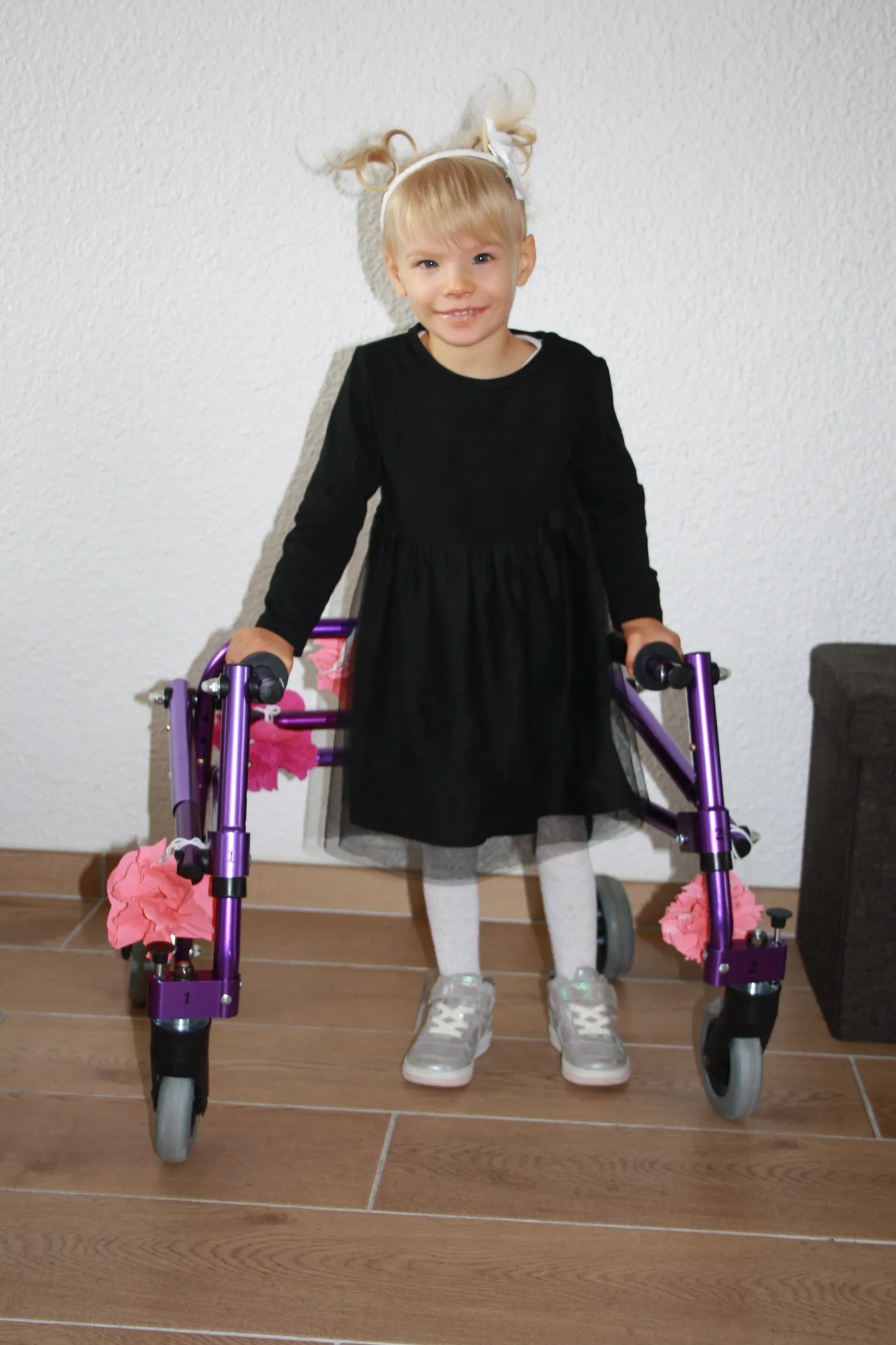 Zoé à 3 ans avec son déambulateur violet