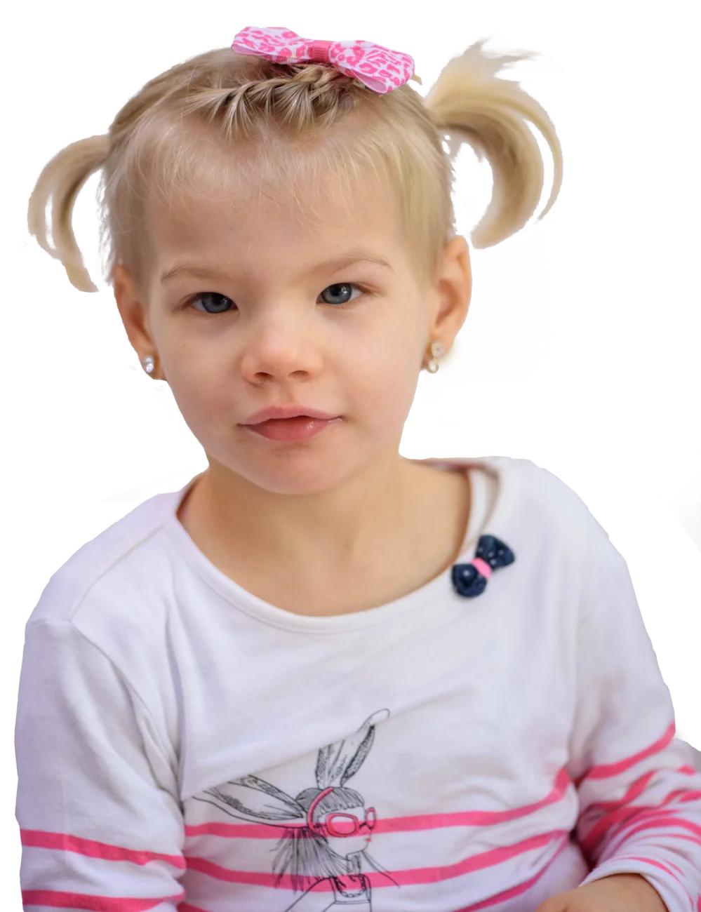 Portrait de Zoé, petite fille blonde aux yeux bleus avec deux couettes